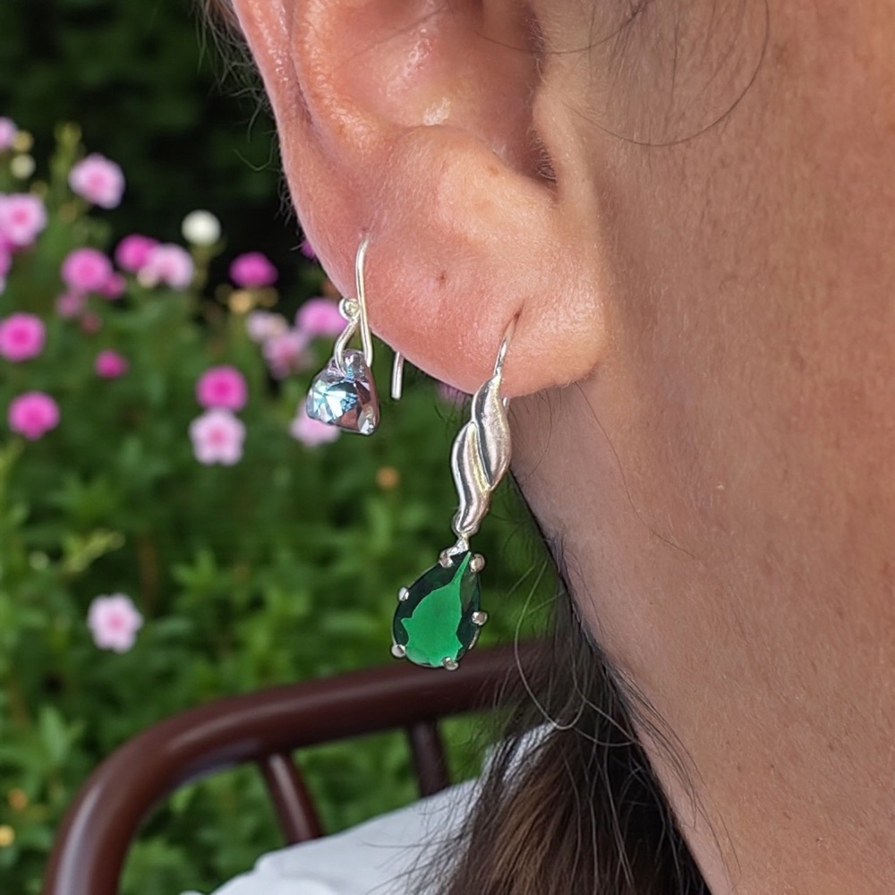 Elegant Green Silver Teardrop Earrings - Picture 3 of 4